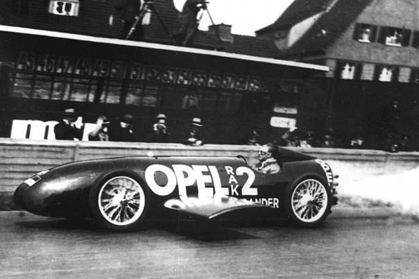 Bei 238 km/h lag die Spitzengeschwindigkeit, die Fritz von Opel am 23. Mai 1928 auf der Berliner AVUS erreichte. 24 Raketen mit 120 Kilogramm Sprengstoff befeuerten die Rekordfahrt.